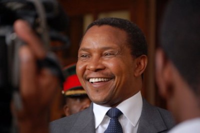 Tanzanian President Jakaya Kikwete surrounded by television cameras at the 2007 TED conference in Arusha.