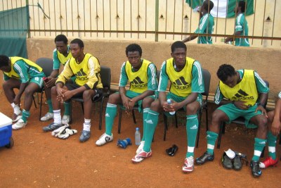 jeunes footballeurs nigerians sur le banc de touche à Dakar