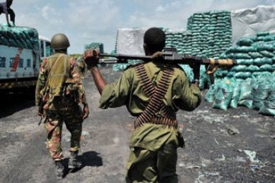 Kenyan Army and Amison Forces patrol Kismayu (file photo).