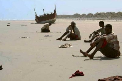 Des survivants exténués par la traversée du golfe dAden attendent des secours sur une plage au Yémen