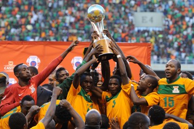 La Zambie célébrant son titre 2013 de la Cosafa après avoir remporté son duel face au Zimbabwe sur la marque de 2 à 0, le 20 juillet 2013
