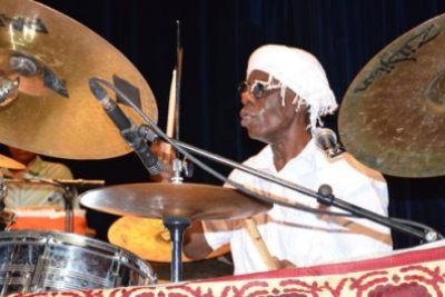 Madajazzcar 2013 - Paco Séry et son instrument magique dans un dialogue divin avec son équipe, Silo, Nicolas Vatomanga, Volahasiniaina… C'était sur la scène de l'IFM, dans le cadre du festival du jazz le 2 octobre 2013. Du grand art.