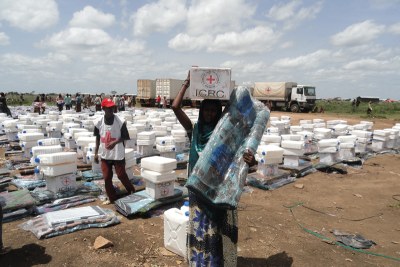 An ICRC/Ethiopian Red Cross team distribute emergency relief to beneficiaries in Kumbi, E. Hararege Zone, Oromia Region.