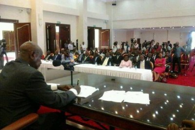 Le Président Museveni signant la loi anti-homosexualité.