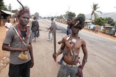 Anti Balaka fighters at Bangui´s estate PK9, waiting to attack Muslim IDPs convoys passing the road (file photo).