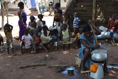 Un tiers de la population urbaine et la grande majorité des ruraux pauvres utilisent des combustibles solides pour cuisiner leurs repas quotidiens sur des feux ouverts ou des fourneaux inefficaces.