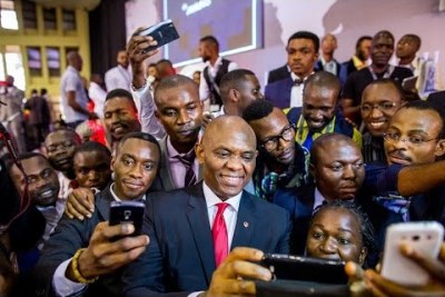 Promotion encore de Tony Elumelu Entrepreneurs Transforming Africa. Le documentaire raconte l'histoire de la vision d'un homme pour exploiter et libérer l'ingéniosité et la créativité des entrepreneurs africains pour stimuler l'innovation et le développement économique sur le continent.