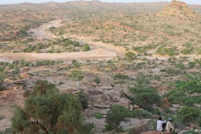 Few signs show the way

Laas Geel lies off the main asphalt road from Hargeisa to Berbera - a potential tourist destination itself due to pristine beaches and a historic old center of crumbling Ottoman architecture. It is reached after a bumpy cross-country drive. 