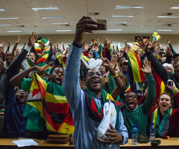 #ThisFlag Pastor Evan Mawarire Meets Zimbabwe Students in Cape Town