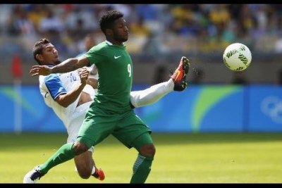 Nigerian player fights for ball against Honduras