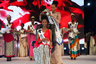 Miss Rwanda 2017 Elsa Iradukunda receives the crown from Miss Rwanda 2016, Jolly Mutesi.