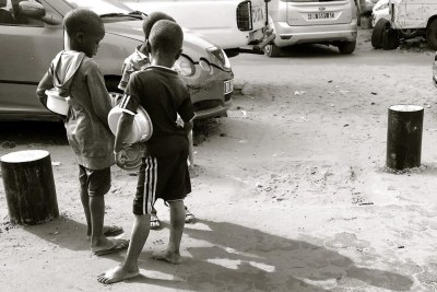 Des talibés mendient dans le centre ville de Dakar, au Sénégal, le 11 mai 2017.