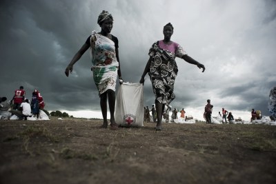 South Sudan Women receiving aid