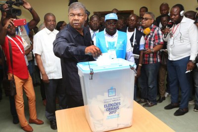 MPLA candidate for the presidency, João Lourenço, votes.