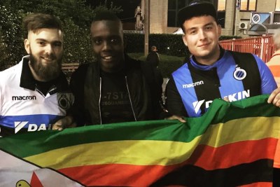 Zimbabwean midfield ace Marvellous Nakamba flanked by fans (file photo).