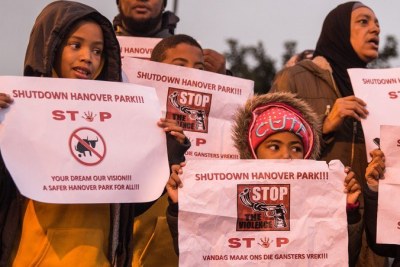 Manifestations anti-gangs – Des habitants ont défilé sur Hanover Park Avenue en brandissant des pancartes.