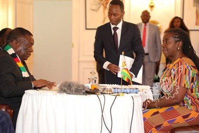 President Emmerson Mnangagwa swears in Jessie Majome as a ZACC Commissioner.