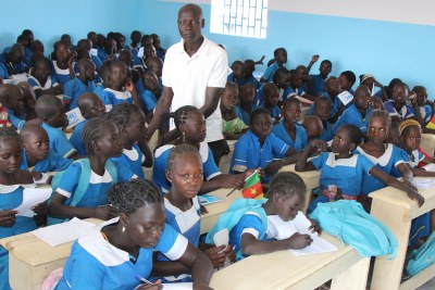 Une école pour réfugiés au Cameroun. Le conflit a entraîné la fermeture de 80 % des écoles dans les régions anglophones du pays.
