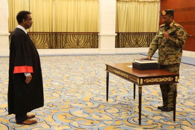 Lt Gen Abdelfattah El Burhan takes the Oath of Office before Chief Justice Abbas Babiker.