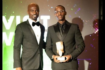 Emmanuel Ruhumuliza (R), Partnerships Manager at the Rwanda High Commission in the UK received the award on behalf of Visit Rwanda.