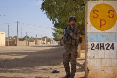 A French soldier secures an area next to an abandoned jihadist bomb factory in Gao, Mali (file photo).