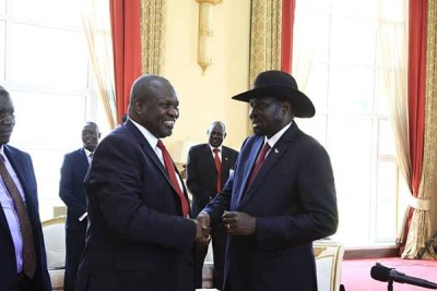 South Sudan President Salva Kiir, right, shakes hands with opposition leader Riek Machar (file photo).
