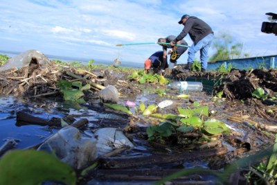 Researchers collecting samples of water from the shores of Lake Victoria in Kisumu, Kenya (file photo).