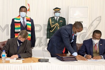 President Emmerson Mnangagwa witnesses the signing ceremony between Finance and Economic Development Minister Professor Mthuli Ncube (right) and Commercial Farmers’ Union president Andrew Pascoe at State House.