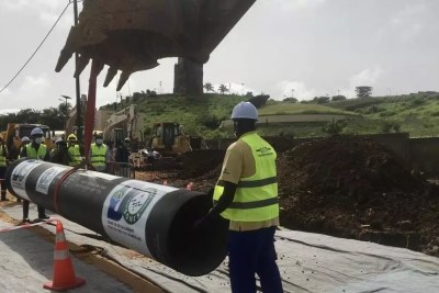 Les travaux de pose de la conduite principale de l'usine de dessalement d’eau de mer à Dakar, dans le quartier des Mamelles, en septembre 2020.