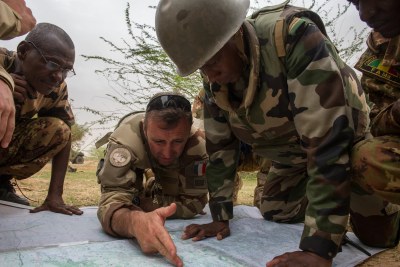 A French soldier works with African military leaders (file photo).