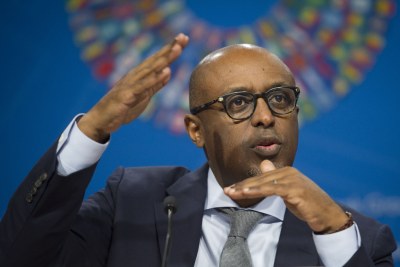 Abebe Aemro Selassie, directeur du département Afrique du FMI, s'adresse aux journalistes lors d'une conférence de presse à l'occasion des réunions annuelles de printemps du FMI et de la Banque mondiale, au siège du FMI à Washington, le vendredi 21 avril 2017. (photo d'archives)