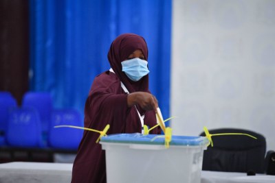 A delegate casts her vote during the Somaliland House of the People election (file photo).