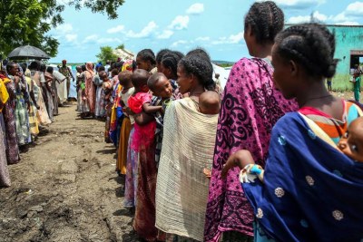 The World Food Programme (WFP) distributes high energy biscuits to more than 900 Ethiopian refugees in Sudan (file photo).
