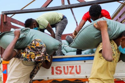 The Food and Agriculture Organization of the United Nations, and partners deliver fertilizer to the Tigray region of Ethiopia to aid food production (file photo).