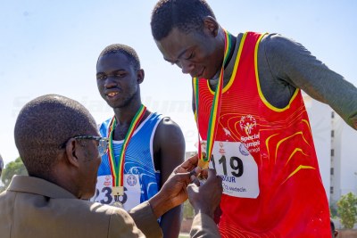 Senegalese athletes receiving medals (file photo)