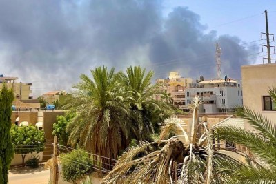 Smoke rises following a bombing in the Al-Tayif neighborhood of Khartoum (file photo).