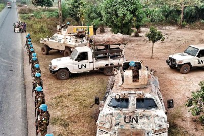 Peacekeepers secure a checkpoint in Begoua, Central African Republic (file photo).