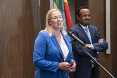 La Commissaire européenne aux partenariats internationaux, Jutta Urpilainen, avec le ministre éthiopien des Finances, Ahmed Shide, en octobre 2023.