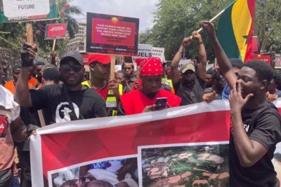 Des manifestants défilant le 3 octobre 2024 dans les rues de la capitale du Ghana, Accra, durant la première des trois journées de rassemblements prévues par les organisateurs pour exiger des actions contre l’orpaillage illégal et réclamer la libération des manifestants arrêtés une semaine plus tôt.
