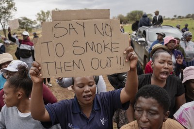 Community members from the township of Khuma protest in the hope that their relatives will be rescued from the mineshaft in Stilfontein. About a thousand Zama Zamas (illegal miners) have already been brought to the surface in North West Province, South Africa.