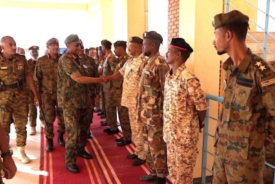Le commandant des Forces armées soudanaises, le général El Burhan, salue les membres de la première division d'infanterie à Wad Madani, capitale d'El Gezira. (archives)