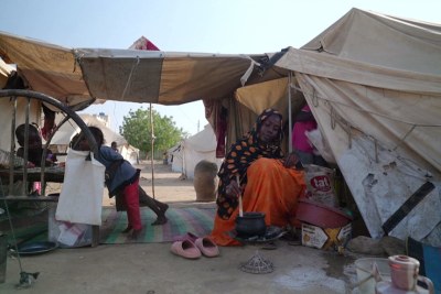 Une femme prépare à manger dans un camp pour personnes déplacées au Soudan.