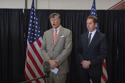 Le secrétaire d'État adjoint américain, Christopher Landau, et le secrétaire adjoint à la Sécurité intérieure Troy Edgar, après leur rencontre avec des Afrikaners nouvellement arrivés à l'aéroport de Dulles.