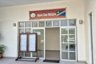 Une vue de l'entrée de la Haute Cour militaire à Kinshasa, capitale de la République démocratique du Congo, où le procès de l'ex-président Joseph Kabila se déroule à partir du 25 juillet.