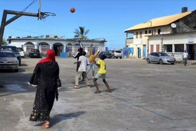 Des enfants jouent au basket à M’Beni, à environ 75 km au nord-est de la capitale Moroni, sur l’île de Grande-Comore (image d'illustration)