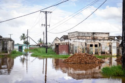 Rising floodwaters have forced families from their homes in Mozambique, as IOM teams respond to growing displacement needs.