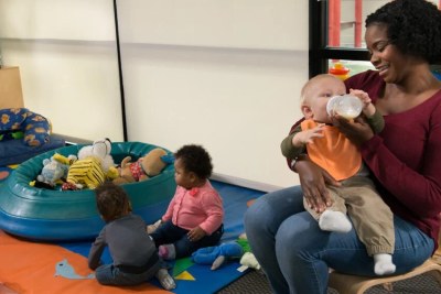 En Afrique, les lacunes dans le contrôle des produits laitiers exposent les bébés a de graves risques sanitaires.