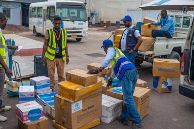 Le personnel du Programme alimentaire mondial (PAM) et les équipes d’intervention manipulent des cartons de fournitures sur un site logistique en République démocratique du Congo (RDC) lors de l’épidémie d’Ebola.