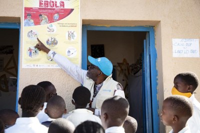 A UNICEF water and sanitation expert explains Ebola prevention measures to students at a primary school in Bunia, Ituri, DR Congo.