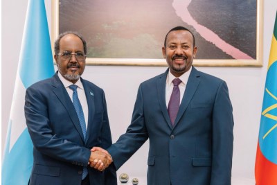 Le Premier ministre éthiopien Abiy Ahmed et le président somalien Hassan Sheikh Mohamud dans le cadre de discussion bilatérales à Addis Abeba le 29 juin 2026.